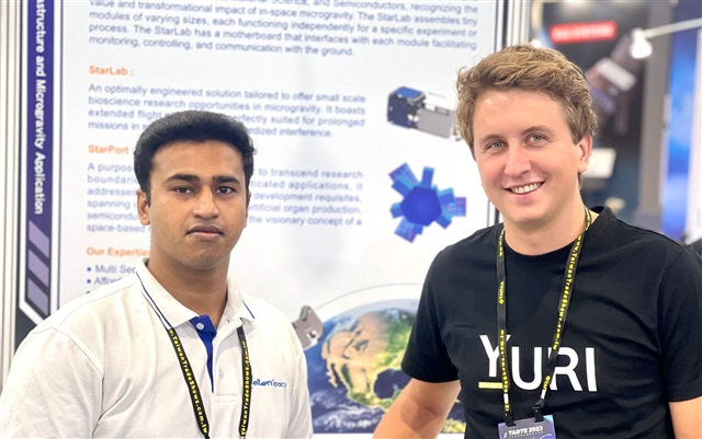 Ajay Kumar from Vellon Space (left) and Felix Steiner from Yuri (right), MOU signing ceremony